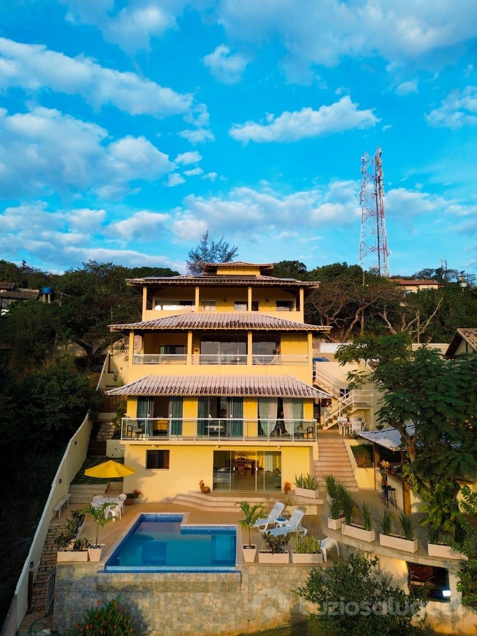 Casa ampla na Ferradurinha/Geribá com 3 suítes + apartamento independente
